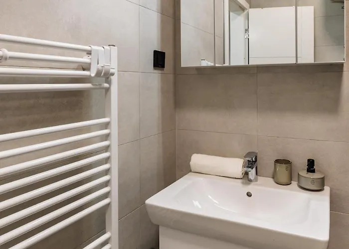 New & Modern Luxury With Balcony דירה